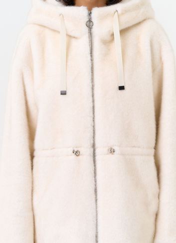 Женская светлая куртка из эко меха с капюшоном