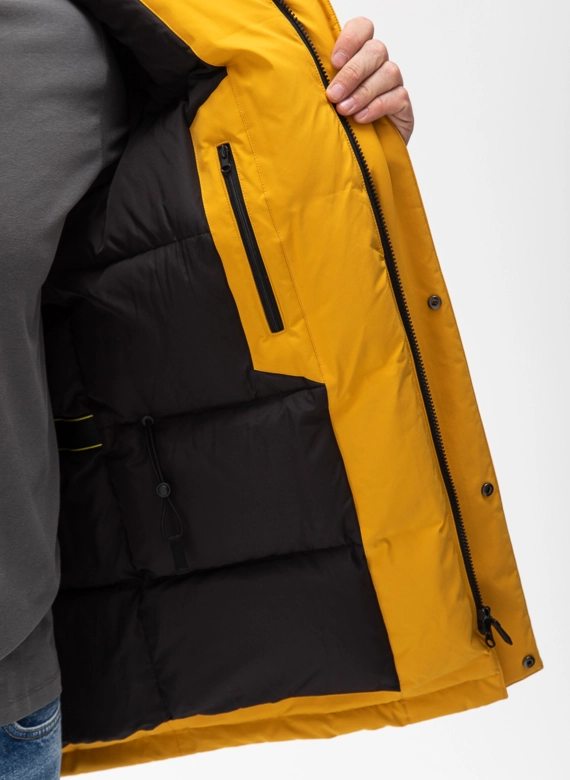 Мужской пуховик с капюшоном из меха енота