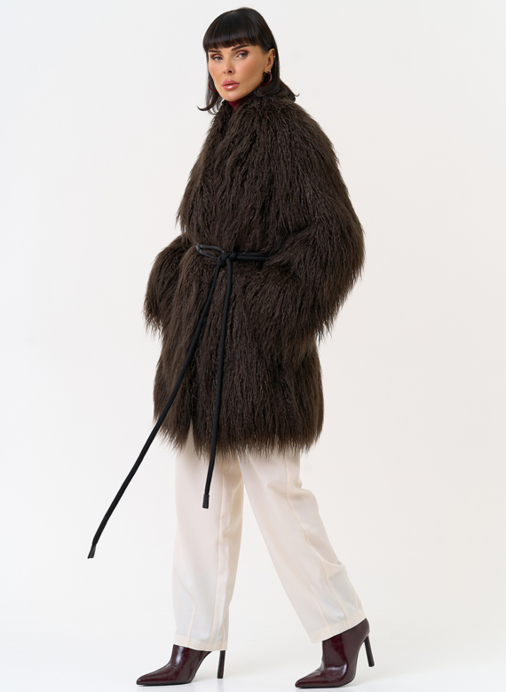 Женская шуба из эко меха коричневого цвета