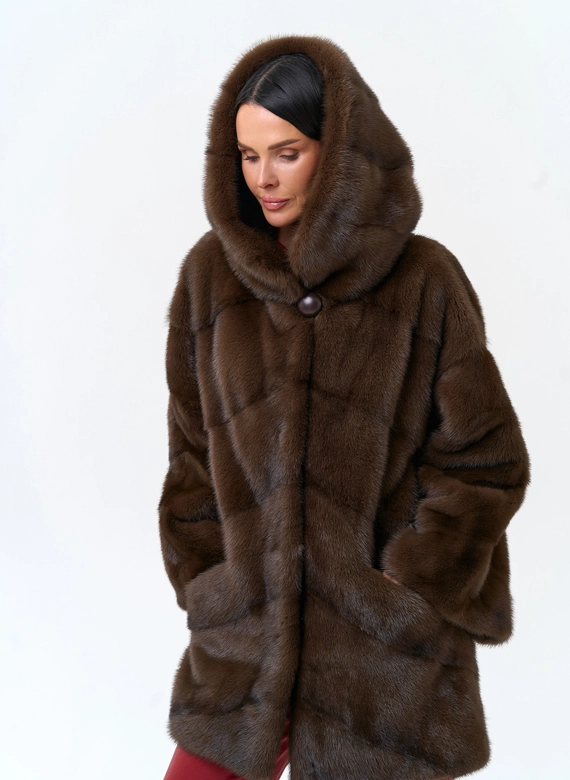 Женская шуба из меха норки с капюшоном фото