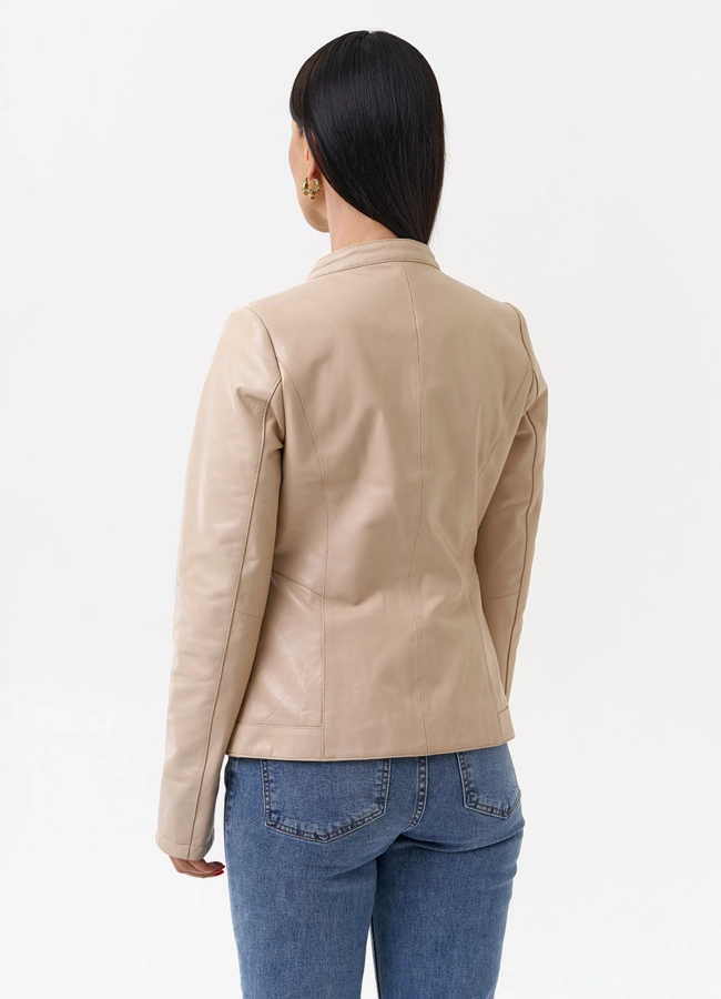 Светлая кожаная куртка модель № 75140 в кредит