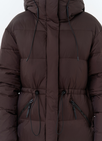 Женский пуховик коричневого цвета с капюшоном