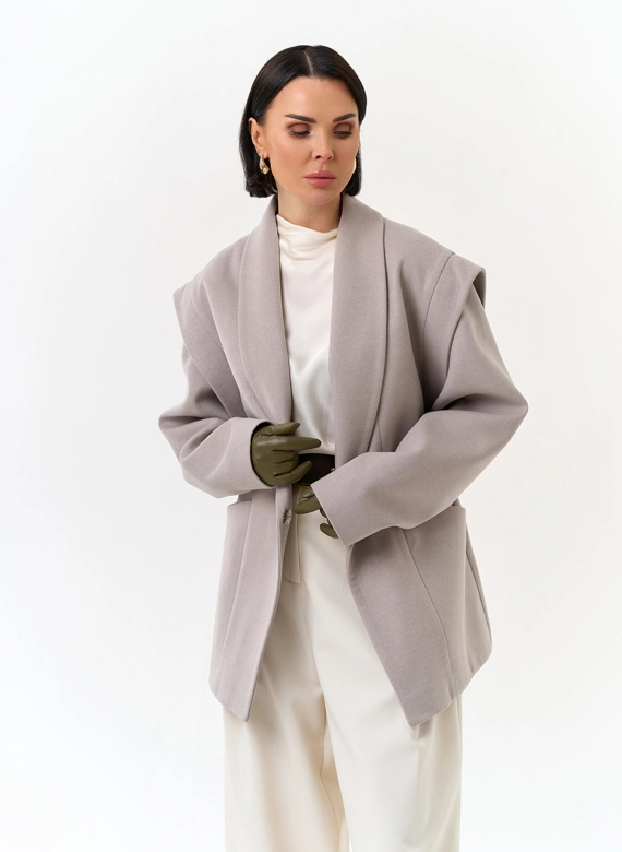 Женское укороченное пальто с акцентными плечами фото