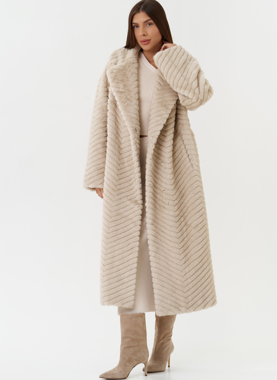 Длинное пальто из эко меха