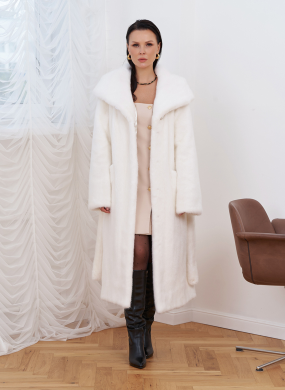 Норковая шуба белого цвета с капюшоном