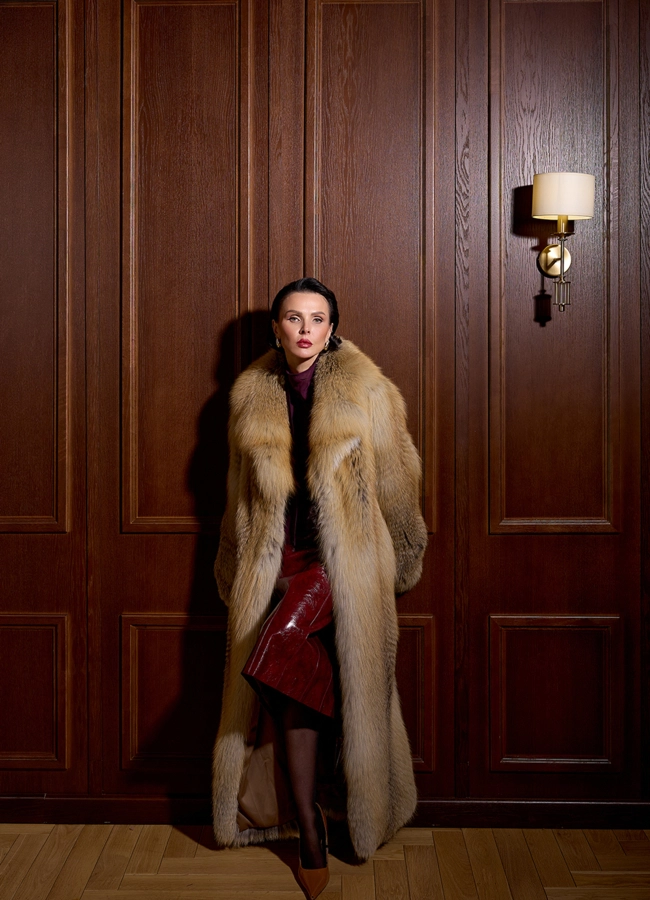 Длинная шуба из рыжей лисы модель № 34162 меха малина фото