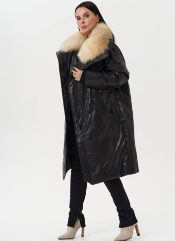 Женский кожаный пуховик с отделкой из меха лисы