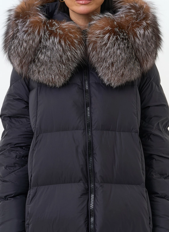 Женский пуховик с мехом блюфроста на капюшоне фото
